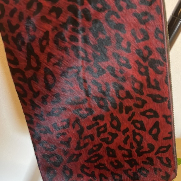 Faux Cowhide cheetah print clutch with chain wristlet - Picture 3 of 4